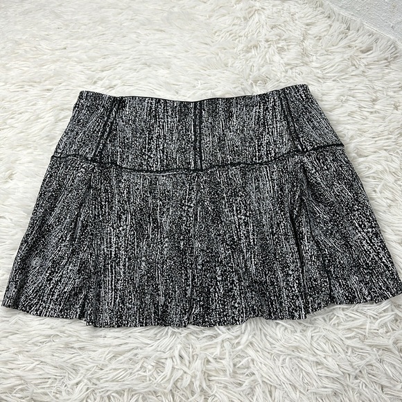 Lululemon Lost In Pace Skirt (Regular) (13") Air Time White Black - Picture 5 of 6